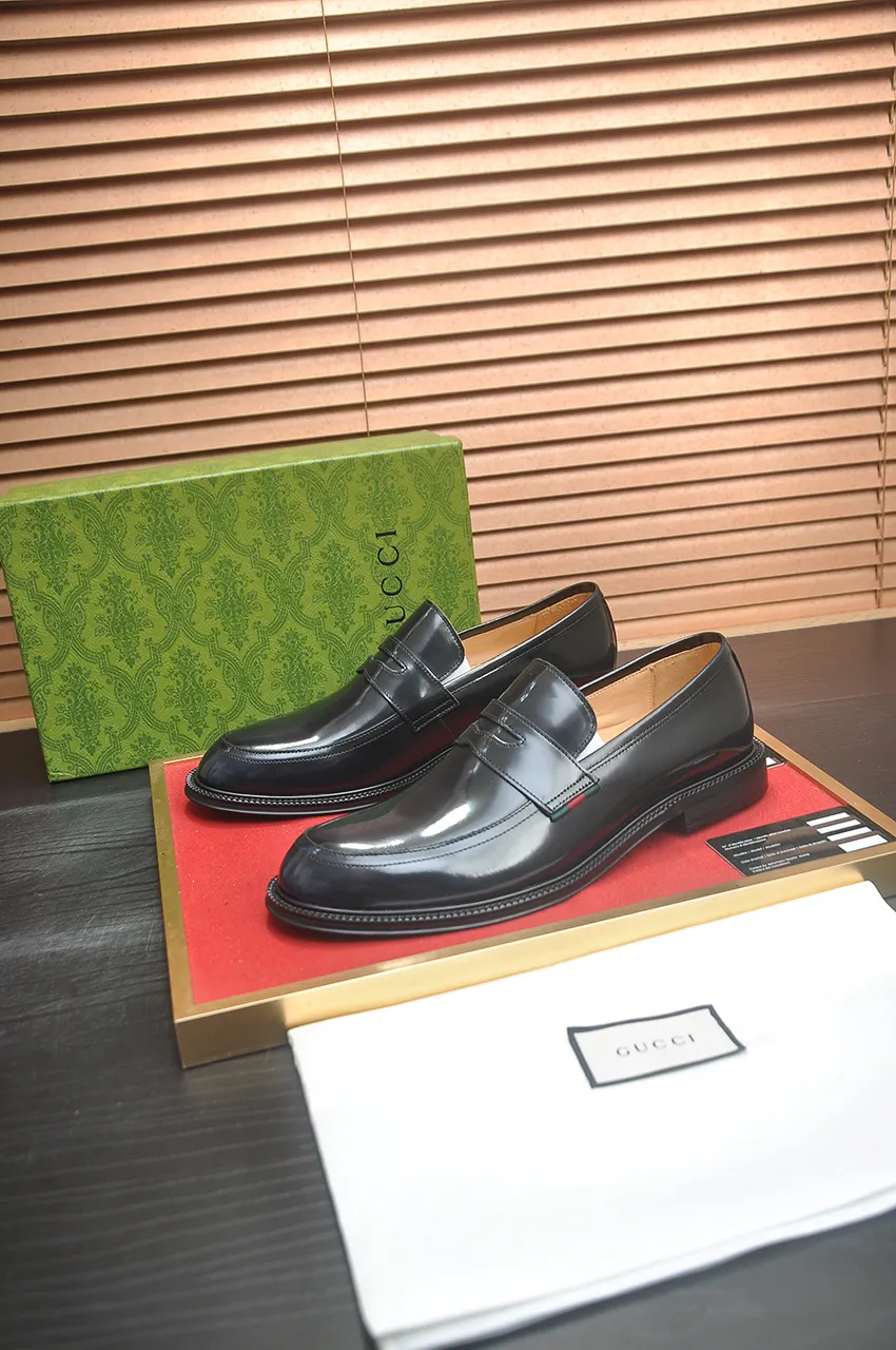 Men's shoes💰500💶Italy's top luxury men's shoe giant (GUCCI) (Gucci) (full cowhide lining) new arrival🍃Original European style🔰 Pleasant to the eye😍In order to make the shoes more durable and non-deformable🌀The production continues to follow traditional methods but there is still no lack of innovation💪Choose original sheepskin for the leather♻️ Smooth and natural And extra bright ⭐Made of imported cowhide, the first choice of rich people 38-45 (45 customized)